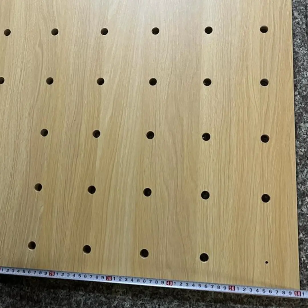 Panel Organizador de Madera con Estantes y Clavijas - Imagen 3